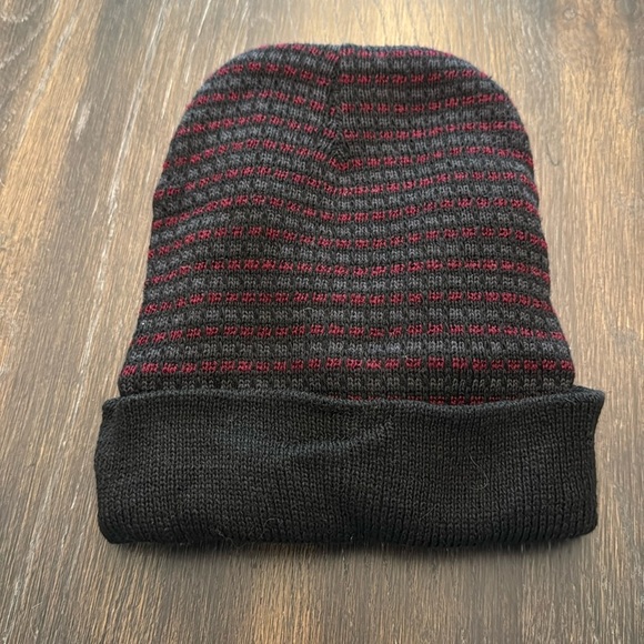 🟣 RED & BLACK KNIT BEANIE - Picture 1 of 3